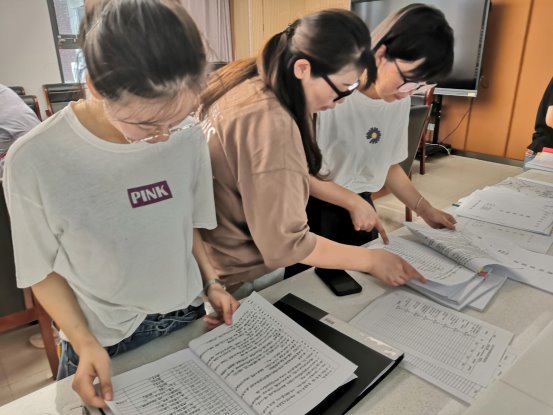 桌子上的电脑和人群&#xA;&#xA;中度可信度描述已自动生成