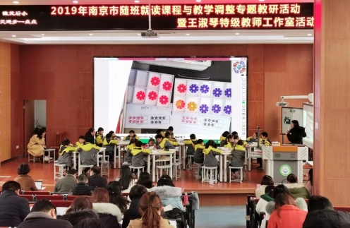 人们在看台上的人在餐厅里&#xA;&#xA;低可信度描述已自动生成