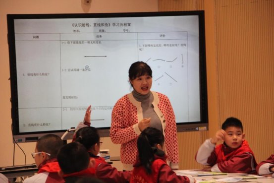 一群小孩在桌子边&#xA;&#xA;中度可信度描述已自动生成