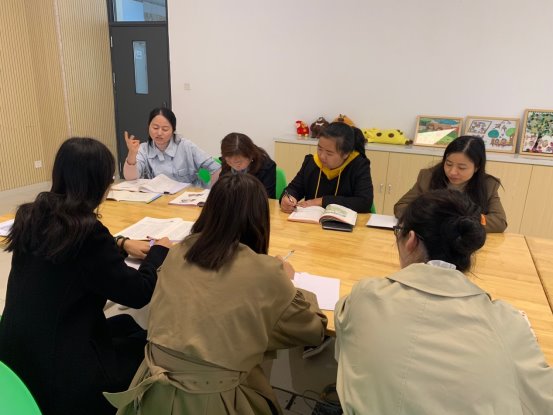 一群人在长桌子边&#xA;&#xA;中度可信度描述已自动生成