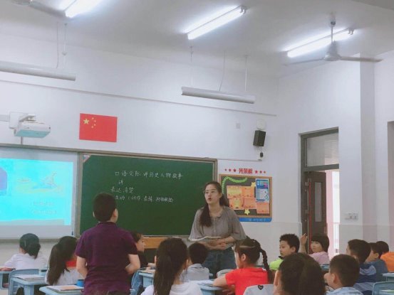 一群人在房间里&#xA;&#xA;描述已自动生成