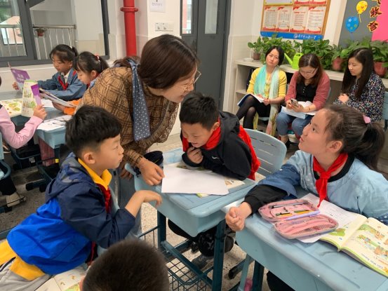 一群小孩坐在桌子前&#xA;&#xA;描述已自动生成