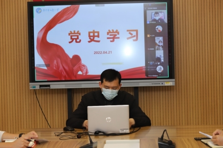 电脑前的人&#xA;&#xA;描述已自动生成