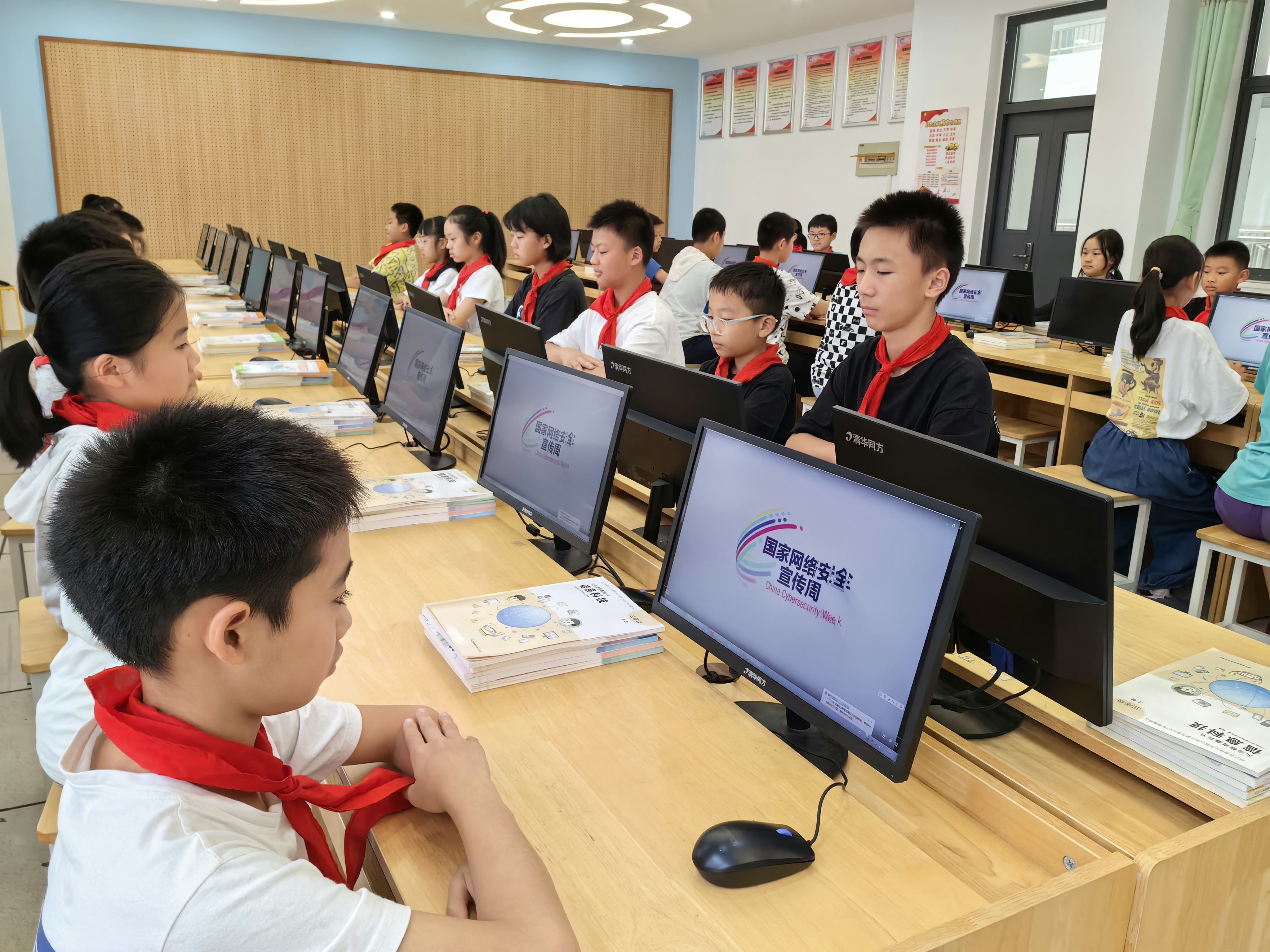 组织学生集中观看情景剧1.jpg